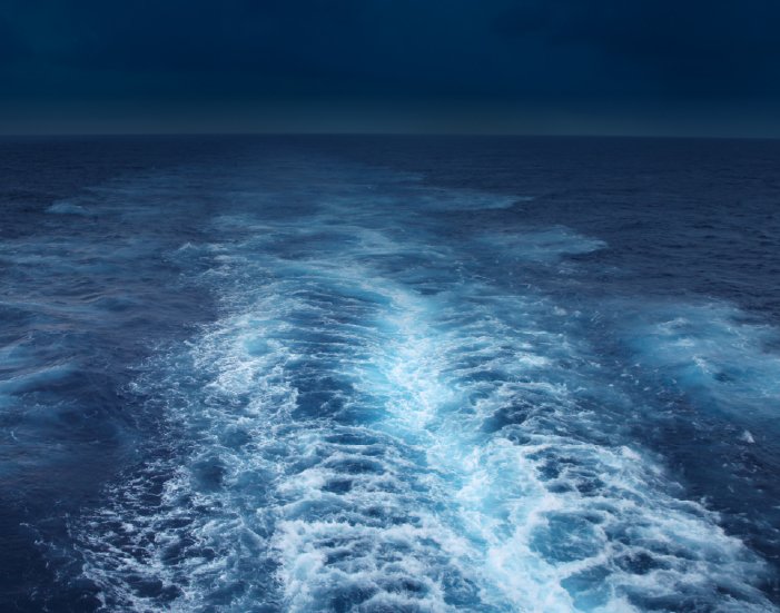 Rasto de uma embarcação no mar, o que representa o financiamento para empresas do setor do mar